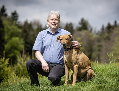 seniorer Mann, Hund, Leine, Outdoor, Gras
