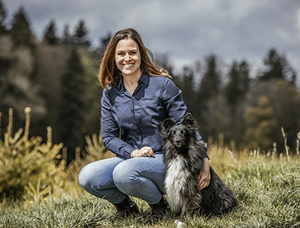frau, blaues hemd, jeans, draußen, hund, haustier