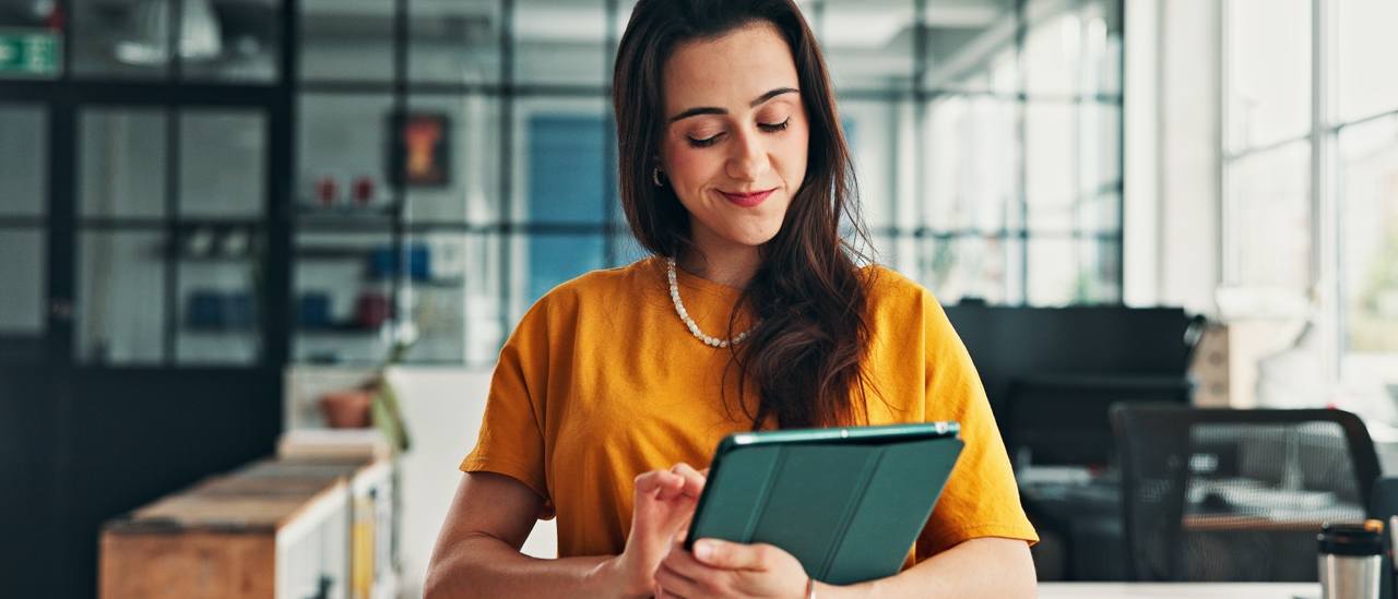 bluse, orange, t-Shirt, tablet, perlenkette